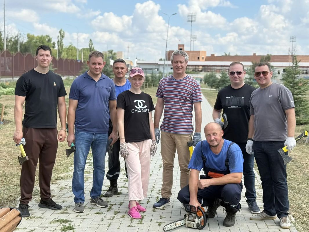 В Александровском парке убрали поросль на городском субботнике В Александровском парке убрали поросль на городском субботнике