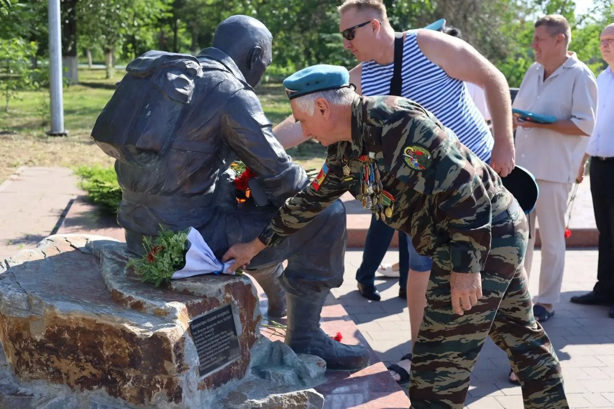 В Шахтах почтили память героев Воздушнодесантных войск В Шахтах почтили память героев Воздушнодесантных войск