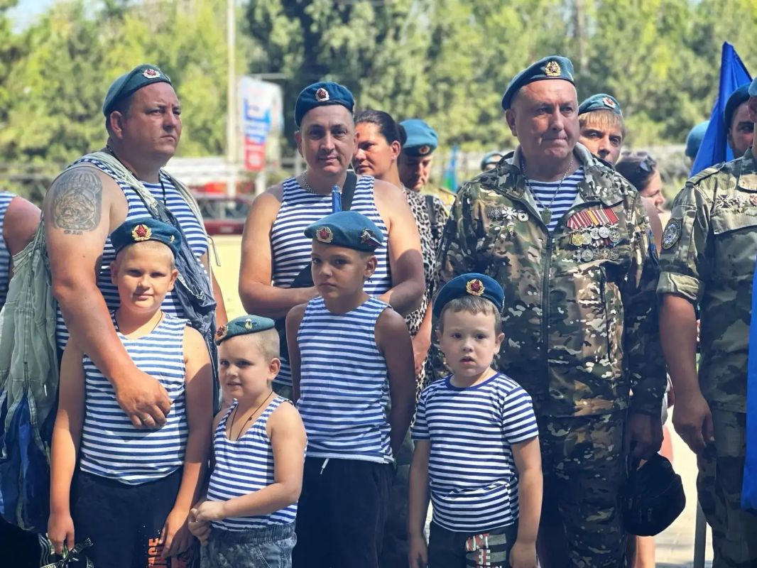 Уважаемые воины-десантники, ветераны Воздушнодесантных войск, жители Новочеркасска! Уважаемые воины-десантники, ветераны Воздушнодесантных войск, жители Новочеркасска!