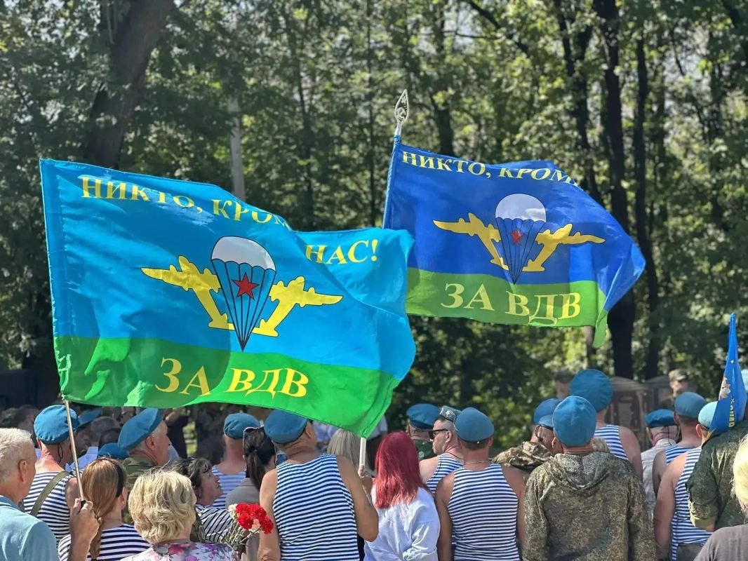 Уважаемые воины-десантники, ветераны Воздушнодесантных войск, жители Новочеркасска! Уважаемые воины-десантники, ветераны Воздушнодесантных войск, жители Новочеркасска!