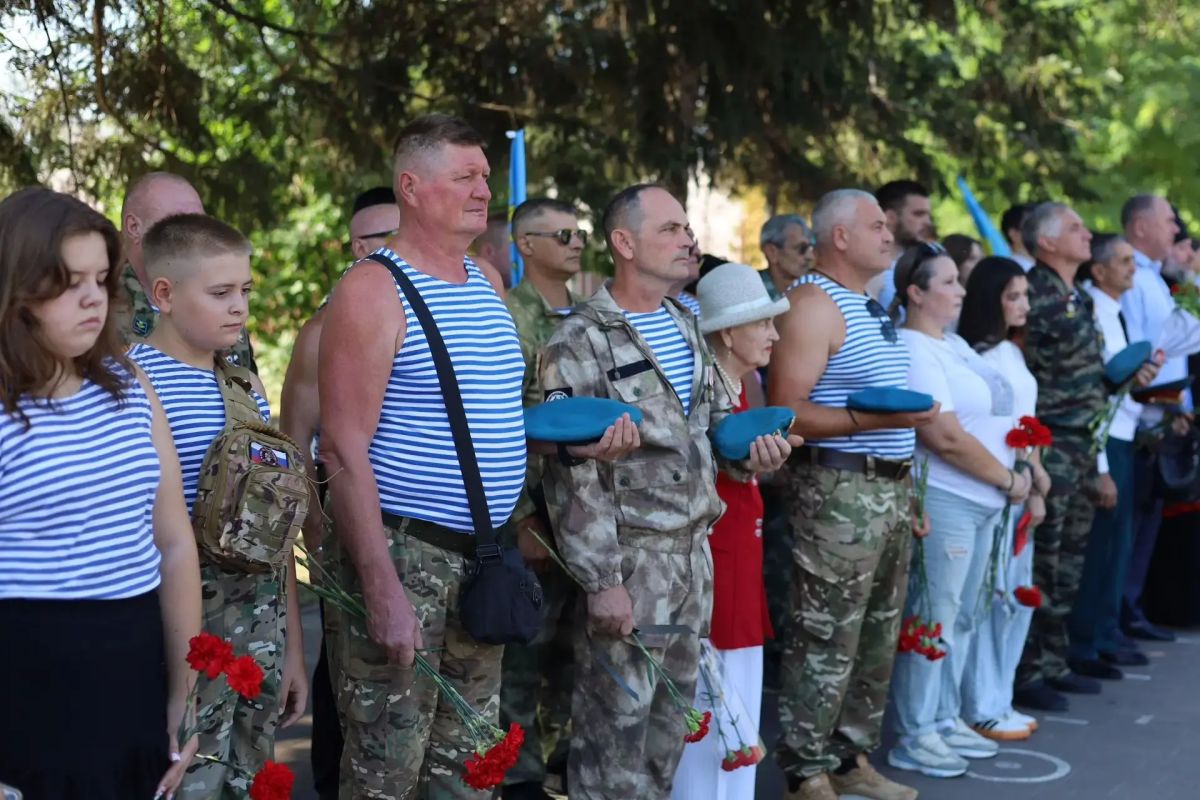 В Шахтах почтили память героев Воздушнодесантных войск В Шахтах почтили память героев Воздушнодесантных войск