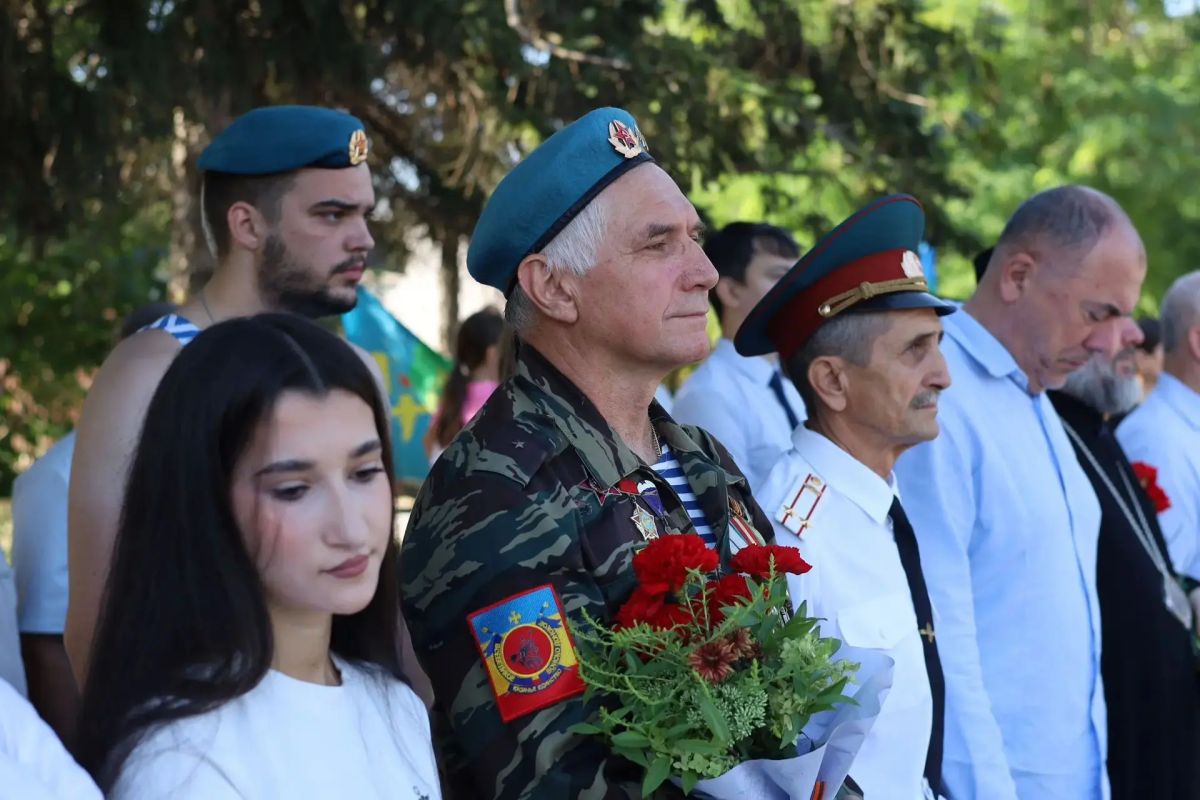 В Шахтах почтили память героев Воздушнодесантных войск В Шахтах почтили память героев Воздушнодесантных войск