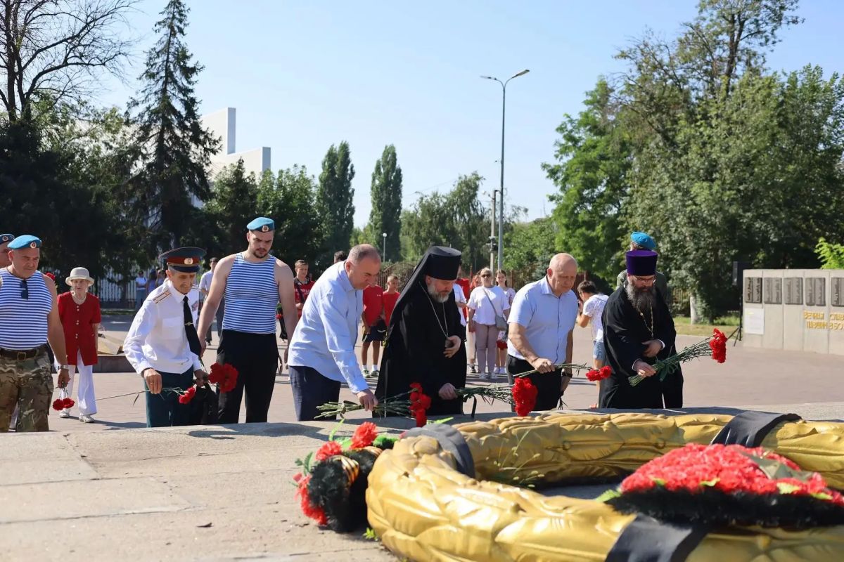 В Шахтах почтили память героев Воздушнодесантных войск В Шахтах почтили память героев Воздушнодесантных войск