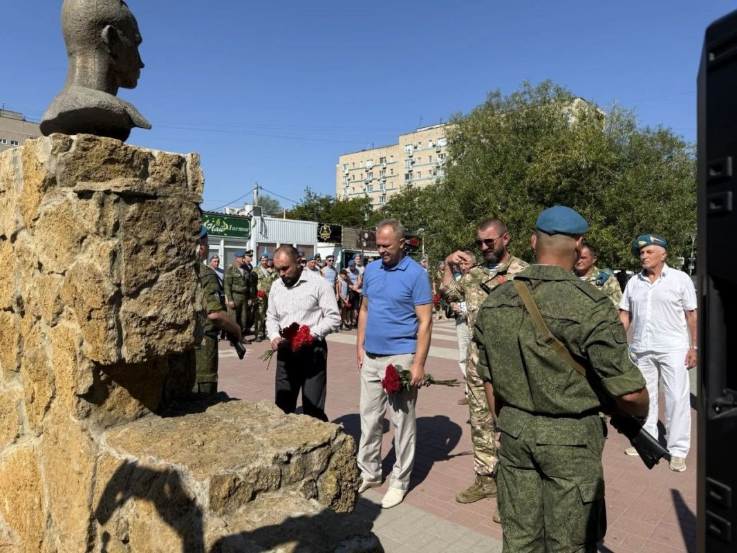 Дорогие воины-десантники, ветераны ВДВ и жители Волгодонска! Дорогие воины-десантники, ветераны ВДВ и жители Волгодонска!