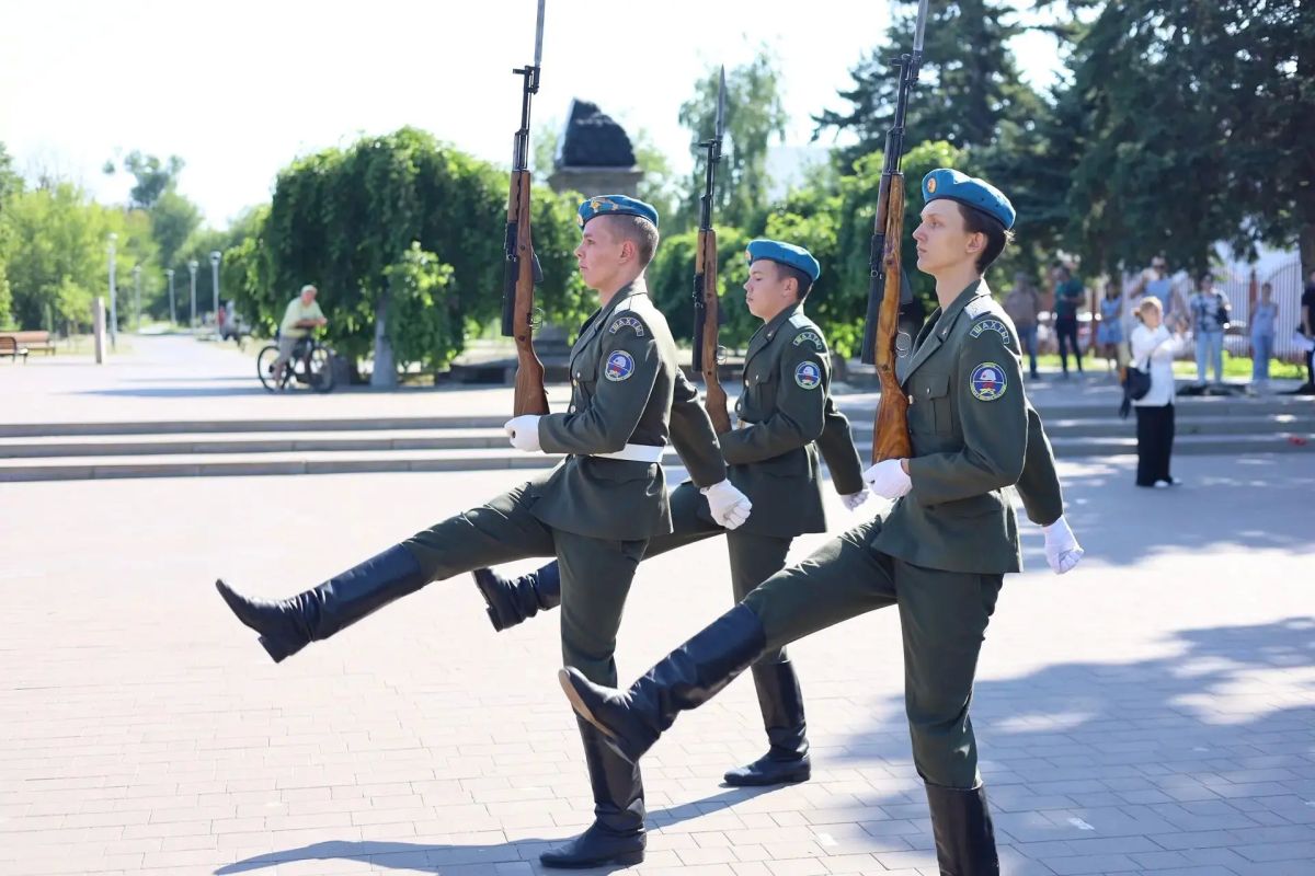 В Шахтах почтили память героев Воздушнодесантных войск В Шахтах почтили память героев Воздушнодесантных войск