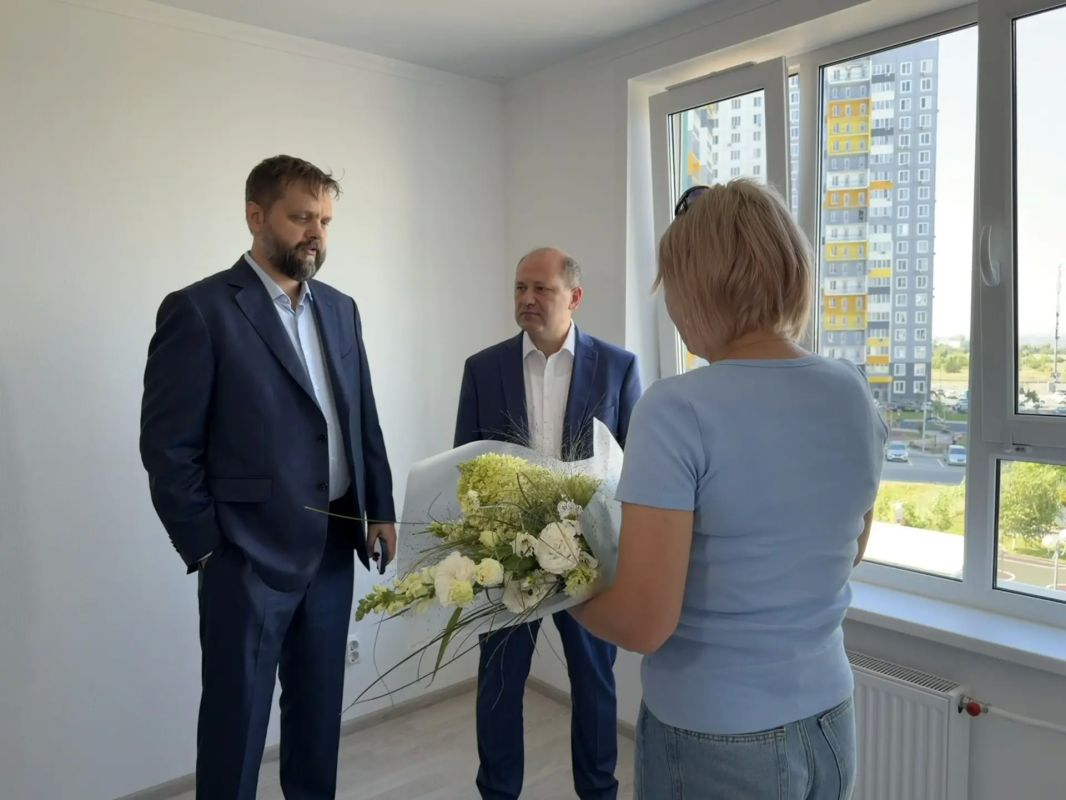 Александр Скрябин: Сегодня вместе с неравнодушным застройщиком мы вручили ключи от новых квартир в новом доме первым двум семьям, пострадавшим в результате террористической атаки ВСУ на наш город в январе 2026 года Александр Скрябин: Сегодня вместе с неравнодушным застройщиком мы вручили ключи от новых квартир в новом доме первым двум семьям, пострадавшим в результате террористической атаки ВСУ на наш город в январе 2026 года