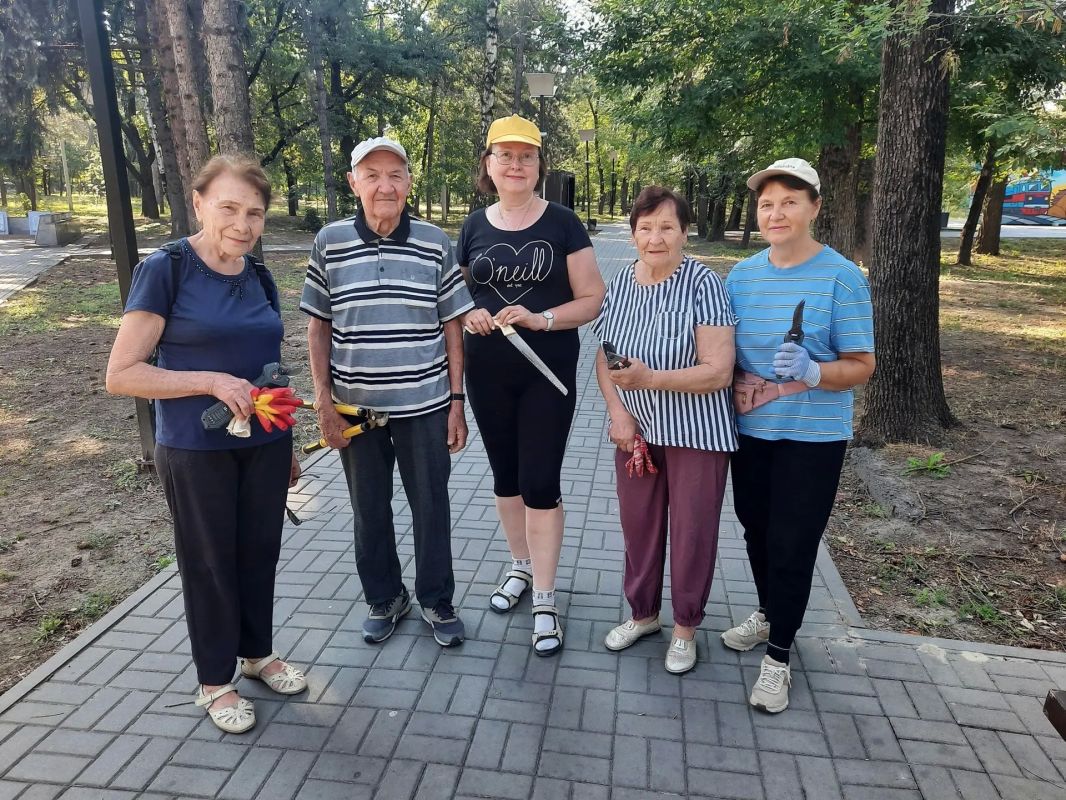 Утром 1 августа в парке Электровозостроителей микрорайона Соцгород прошёл субботник, организованный клубом «СОЮЗ-НовоХод» Утром 1 августа в парке Электровозостроителей микрорайона Соцгород прошёл субботник, организованный клубом «СОЮЗ-НовоХод»