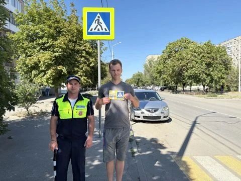 Правила дорожного движения напомнили жителям Волгодонска полицейские в рамках акции «Пешеход» Правила дорожного движения напомнили жителям Волгодонска полицейские в рамках акции «Пешеход»
