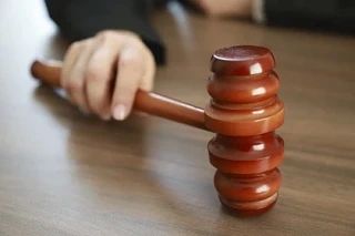 Вели слежку и устраивали «акции запугивания»: Девять человек вымогали 10 миллионов у батайчанина