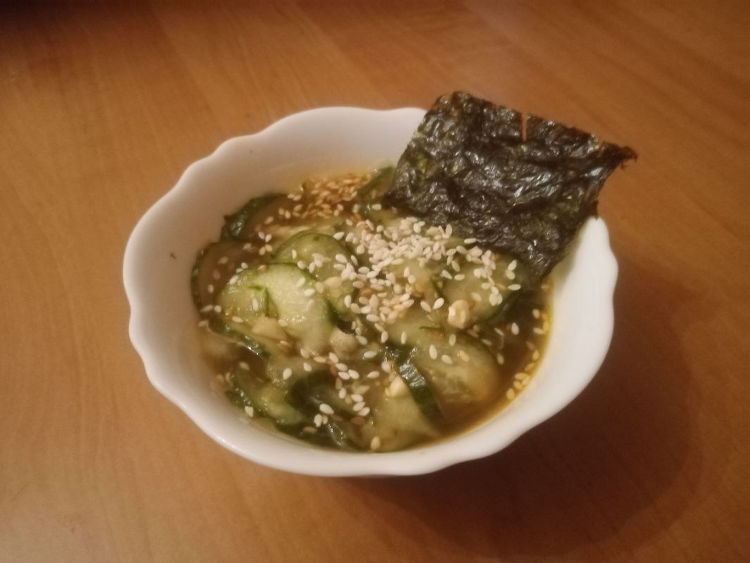 Японский огуречный салат с кунжутом