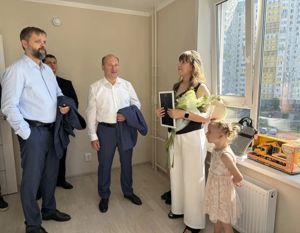 Александр Скрябин: Сегодня вместе с неравнодушным застройщиком мы вручили ключи от новых квартир в новом доме первым двум семьям, пострадавшим в результате террористической атаки ВСУ на наш город в январе 2026 года Александр Скрябин: Сегодня вместе с неравнодушным застройщиком мы вручили ключи от новых квартир в новом доме первым двум семьям, пострадавшим в результате террористической атаки ВСУ на наш город в январе 2026 года