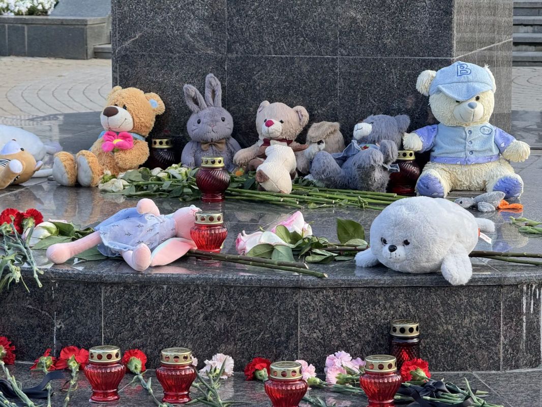 Оператор моего новостного канала съездил к стихийному мемориалу у поклонного креста возле собора Александра Невского в Краснодаре и прислал видео Оператор моего новостного канала съездил к стихийному мемориалу у поклонного креста возле собора Александра Невского в Краснодаре и прислал видео