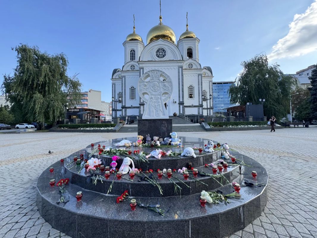 Оператор моего новостного канала съездил к стихийному мемориалу у поклонного креста возле собора Александра Невского в Краснодаре и прислал видео Оператор моего новостного канала съездил к стихийному мемориалу у поклонного креста возле собора Александра Невского в Краснодаре и прислал видео