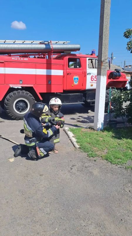 Когда сбываются мечты…. Семья погибшего на СВО десантника Болозан Павла - жена Екатерина и шестилетний сын Дмитрий побывали на экскурсии в 65-ой пожарно-спасательной части Когда сбываются мечты…. Семья погибшего на СВО десантника Болозан Павла - жена Екатерина и шестилетний сын Дмитрий побывали на экскурсии в 65-ой пожарно-спасательной части