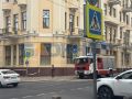 Пожарную машину и сигнальную ленту заметили у здания суда в центре Ростова