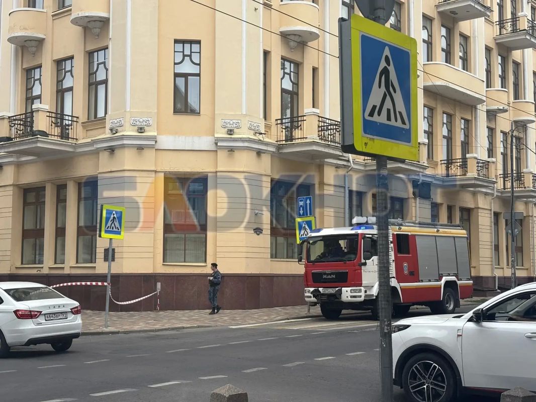 Пожарную машину и сигнальную ленту заметили у здания суда в центре Ростова
