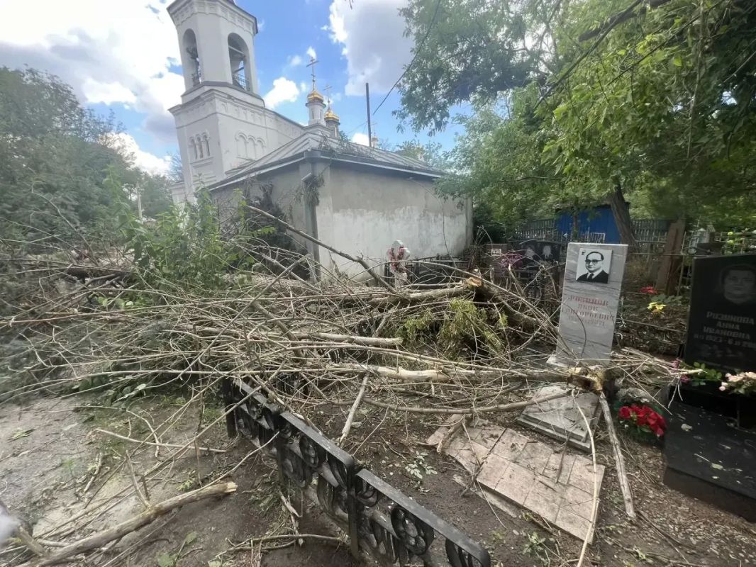 В Новочеркасске продолжается ликвидация последствий непогоды В Новочеркасске продолжается ликвидация последствий непогоды