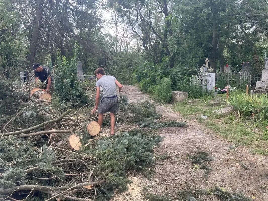 В Новочеркасске продолжается ликвидация последствий непогоды В Новочеркасске продолжается ликвидация последствий непогоды