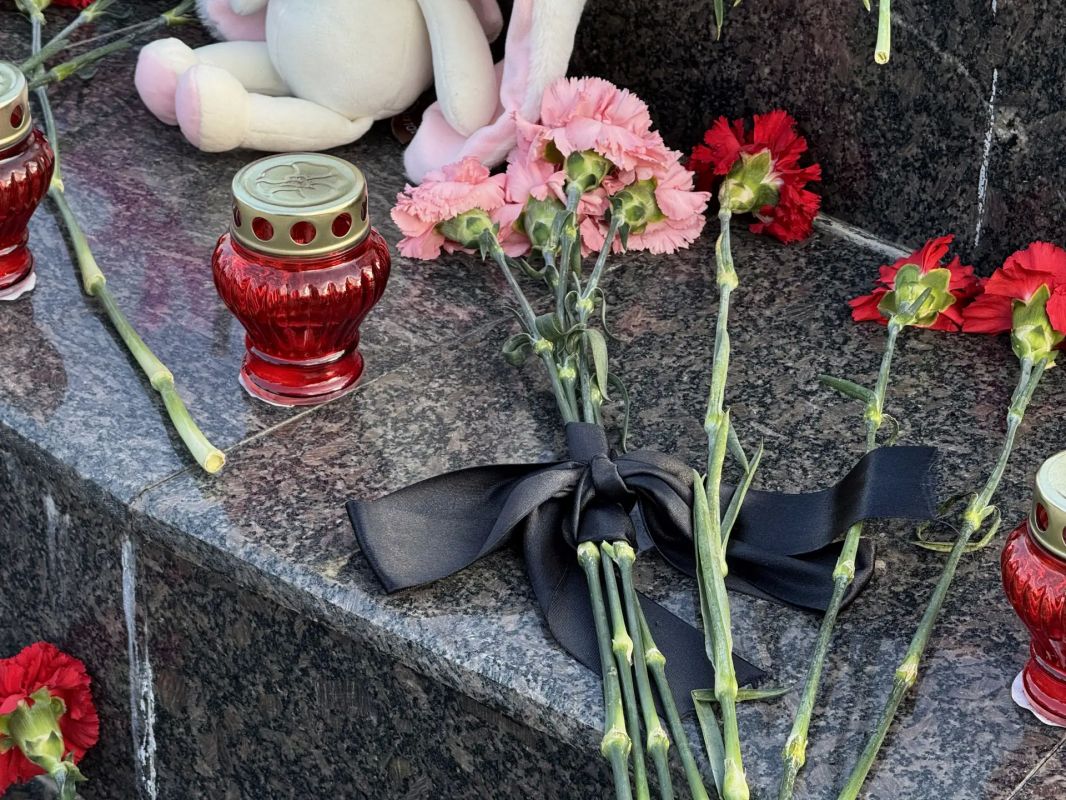 Оператор моего новостного канала съездил к стихийному мемориалу у поклонного креста возле собора Александра Невского в Краснодаре и прислал видео Оператор моего новостного канала съездил к стихийному мемориалу у поклонного креста возле собора Александра Невского в Краснодаре и прислал видео