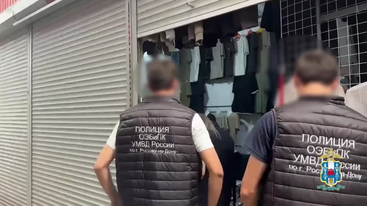 Более 250 единиц контрафактной одежды и 54 пары так же нелегально продаваемой обуви изъяли полицейские на рынке «Восточный Темерник», сообщили в МВД по региону