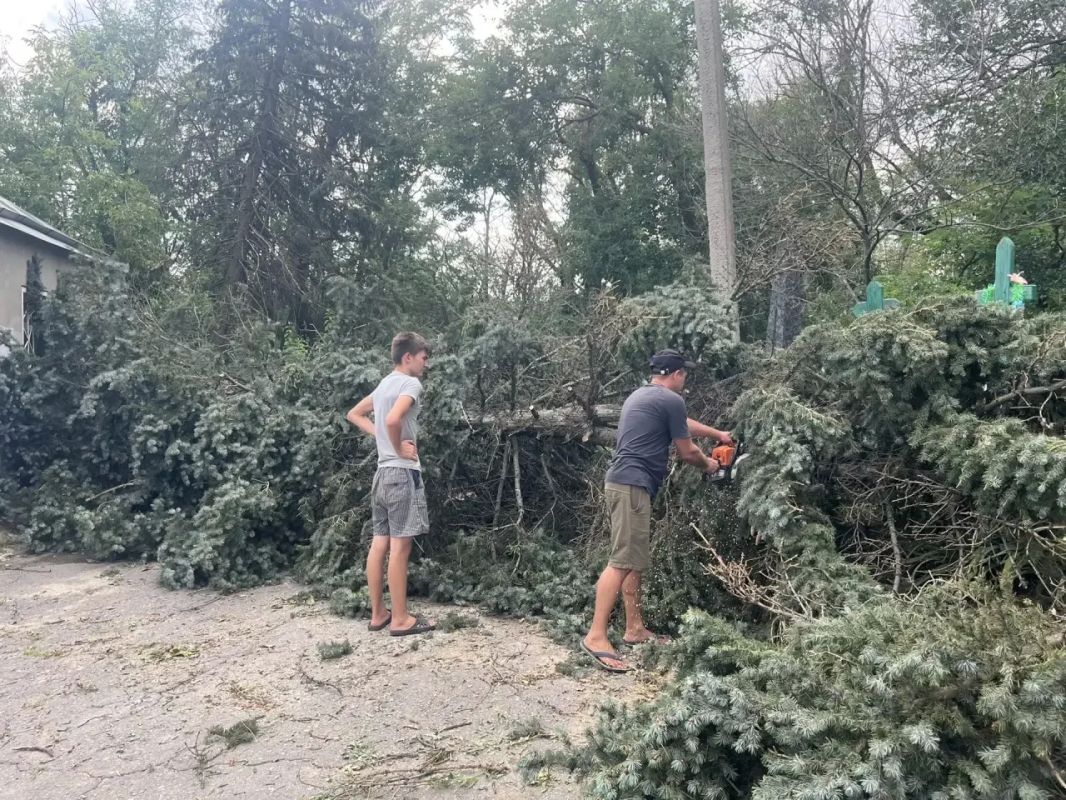 В Новочеркасске продолжается ликвидация последствий непогоды В Новочеркасске продолжается ликвидация последствий непогоды