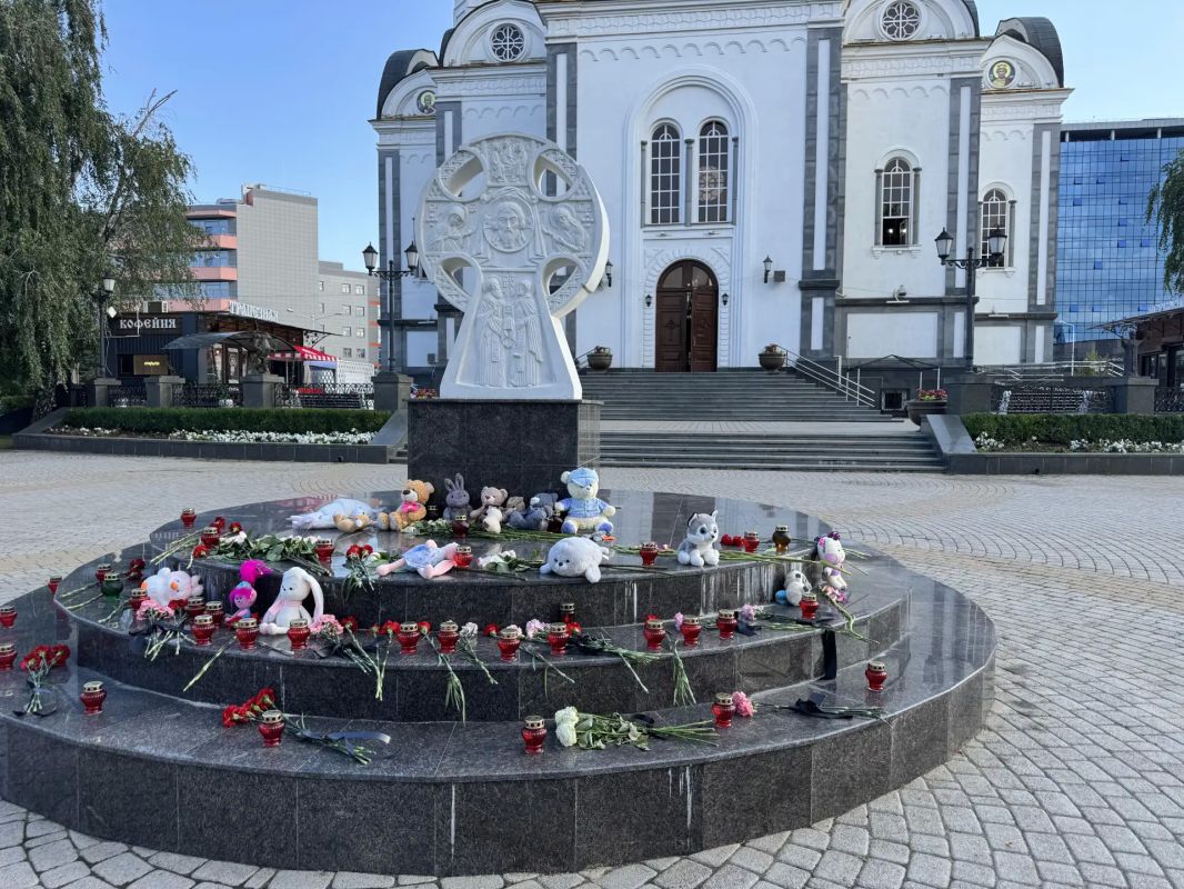 Оператор моего новостного канала съездил к стихийному мемориалу у поклонного креста возле собора Александра Невского в Краснодаре и прислал видео Оператор моего новостного канала съездил к стихийному мемориалу у поклонного креста возле собора Александра Невского в Краснодаре и прислал видео