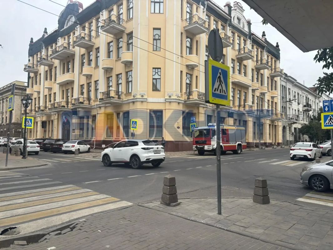 Пожарную машину и сигнальную ленту заметили у здания суда в центре Ростова Пожарную машину и сигнальную ленту заметили у здания суда в центре Ростова