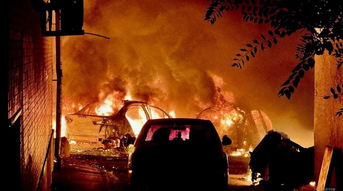 Из-за водителя в Ростове сгорели АЗС и 21 автомобиль Из-за водителя в Ростове сгорели АЗС и 21 автомобиль