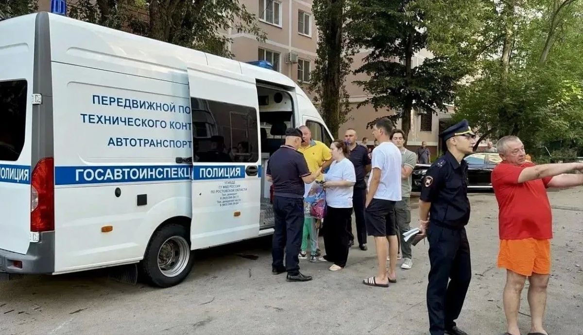 На месте пожара в Ворошиловском районе Ростова развернули мобильную приемную полиции для помощи пострадавшим, сообщает МВД региона На месте пожара в Ворошиловском районе Ростова развернули мобильную приемную полиции для помощи пострадавшим, сообщает МВД региона