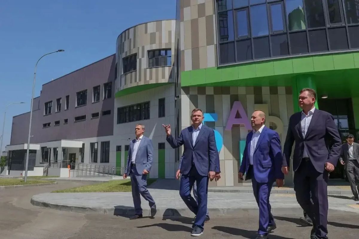 Юрий Слюсарь: Готовим школы к новому учебному году. 1 сентября откроются четыре только что построенные школы. Осмотрел сегодня одну из них – в новом жилом комплексе Ростова Юрий Слюсарь: Готовим школы к новому учебному году. 1 сентября откроются четыре только что построенные школы. Осмотрел сегодня одну из них – в новом жилом комплексе Ростова