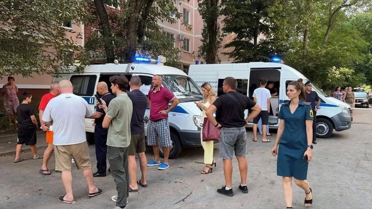 На месте пожара в Ворошиловском районе Ростова развернули мобильную приемную полиции для помощи пострадавшим, сообщает МВД региона На месте пожара в Ворошиловском районе Ростова развернули мобильную приемную полиции для помощи пострадавшим, сообщает МВД региона