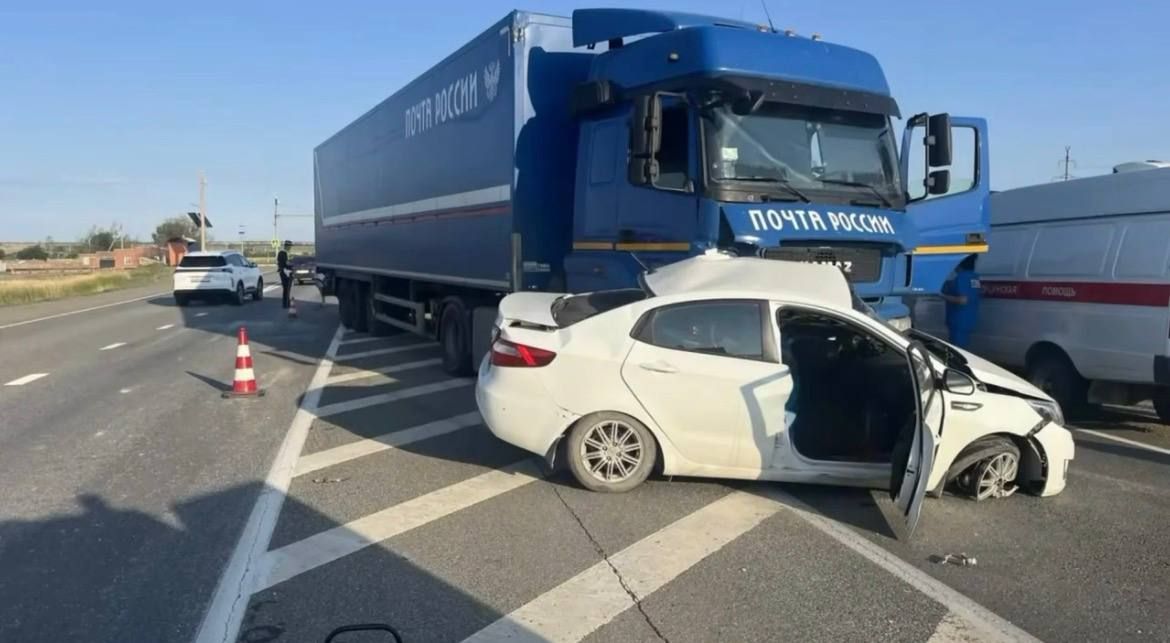 Два человека погибли в ДТП с участием фуры почты