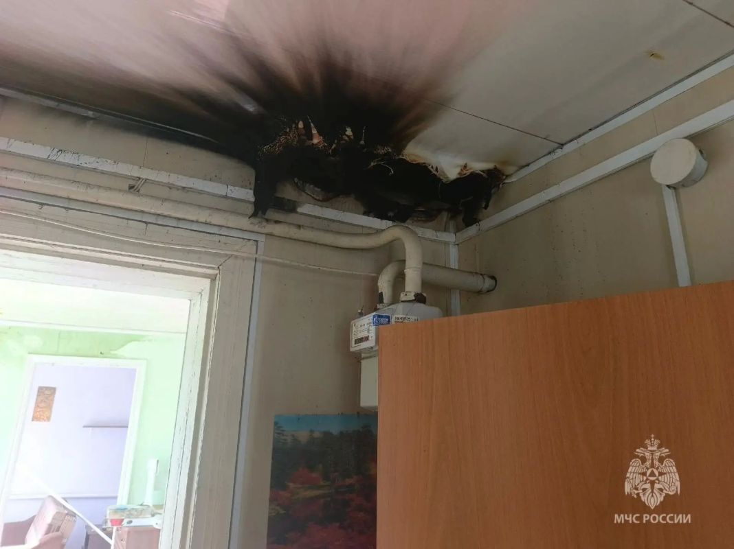 В Морозовске из-за неисправной проводки загорелась пристройка жилого дома, сообщает МЧС региона В Морозовске из-за неисправной проводки загорелась пристройка жилого дома, сообщает МЧС региона