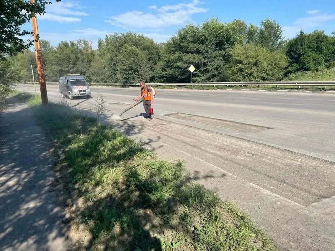По обращениям жителей: на автодороге «Центр-Артём» начат комплекс работ по ямочному ремонту По обращениям жителей: на автодороге «Центр-Артём» начат комплекс работ по ямочному ремонту