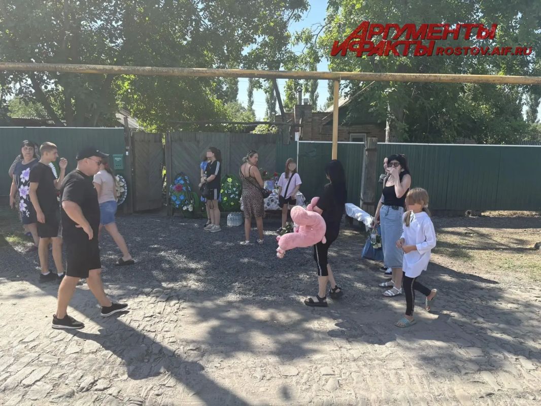 В Шахтах прощаются с пятилетней девочкой, погибшей при атаке БПЛА ВСУ В Шахтах прощаются с пятилетней девочкой, погибшей при атаке БПЛА ВСУ