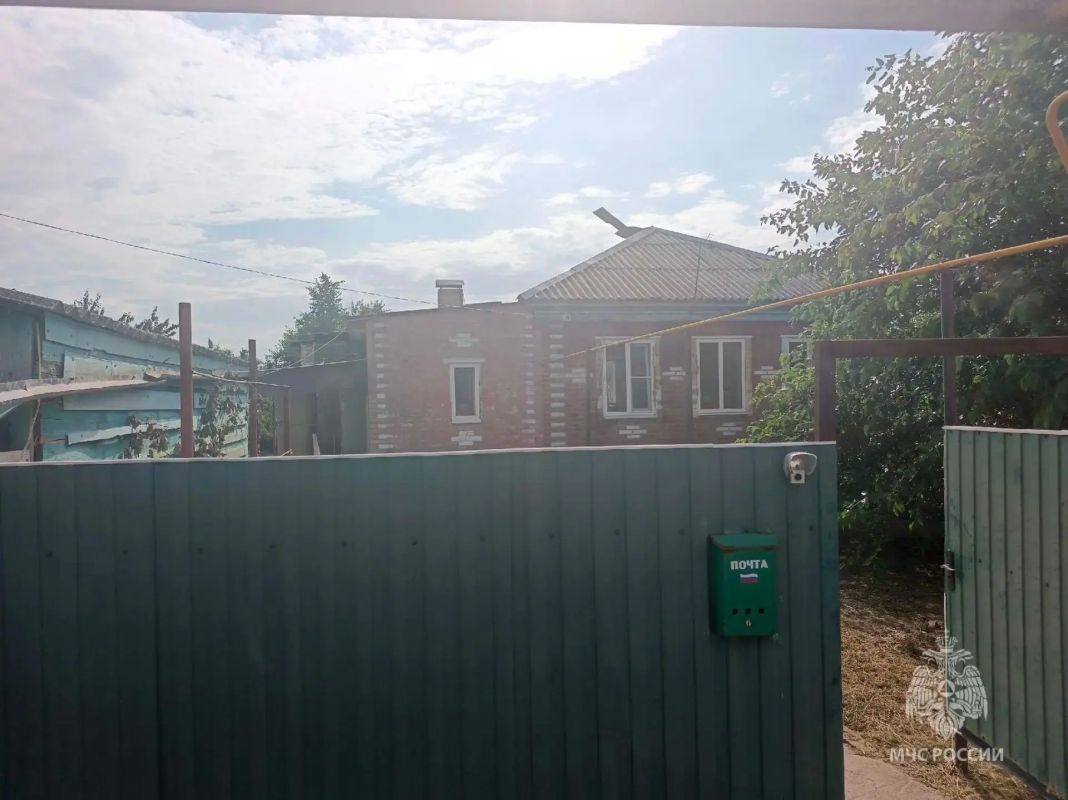 В Морозовске из-за неисправной проводки загорелась пристройка жилого дома, сообщает МЧС региона В Морозовске из-за неисправной проводки загорелась пристройка жилого дома, сообщает МЧС региона