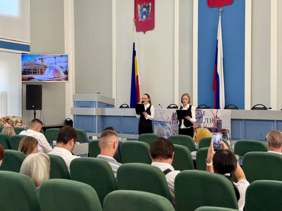 В преддверии Дня строителя поздравил представителей строительной отрасли Батайска с профессиональным праздником и вручил награды специалистам, чей труд вносит вклад в развитие нашего города В преддверии Дня строителя поздравил представителей строительной отрасли Батайска с профессиональным праздником и вручил награды специалистам, чей труд вносит вклад в развитие нашего города