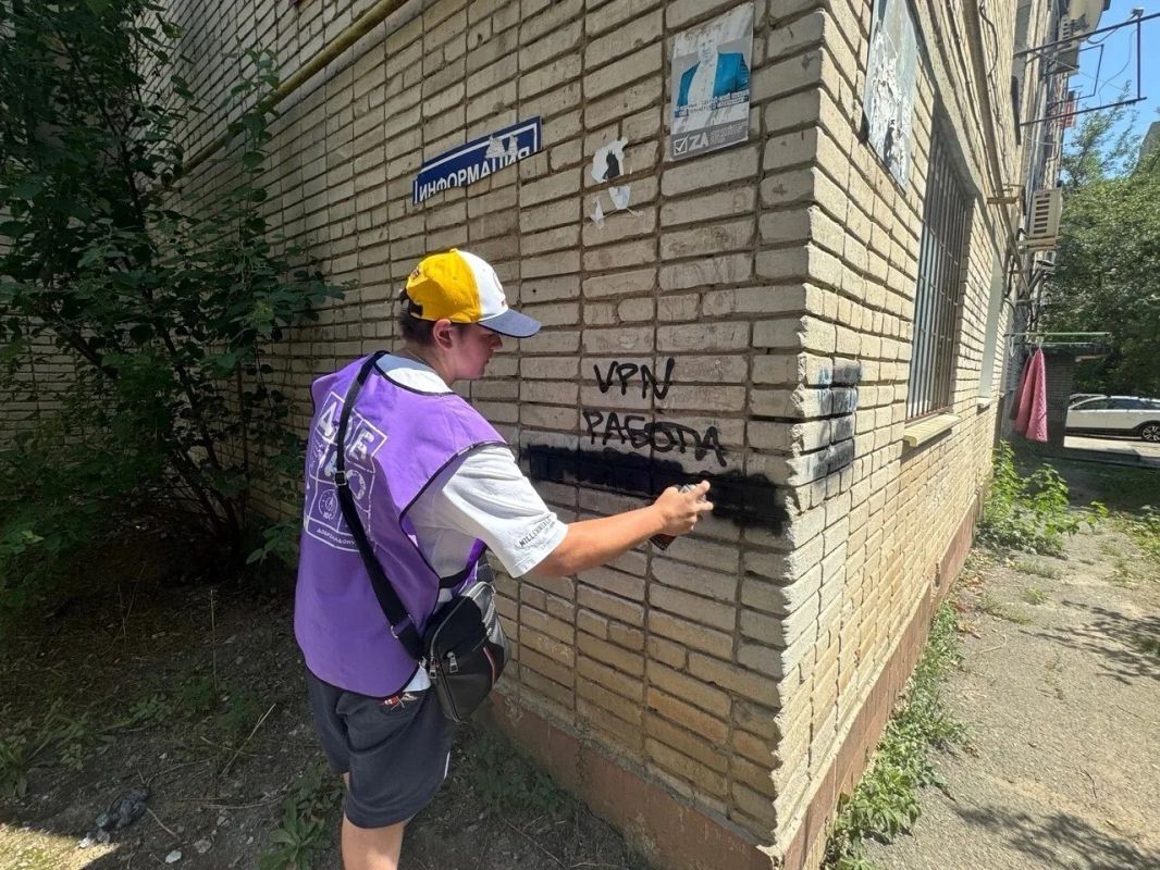 В посёлке ХБК волонтёры продолжают закрашивать рекламу наркотиков В посёлке ХБК волонтёры продолжают закрашивать рекламу наркотиков