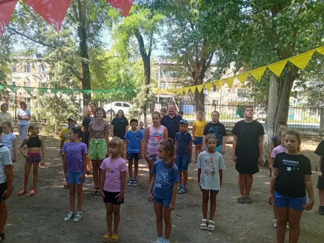 Зарядка со стражем порядка Зарядка со стражем порядка