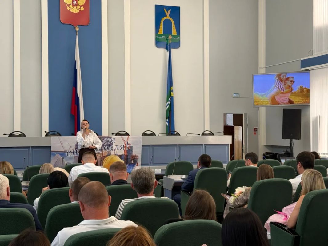 В преддверии Дня строителя поздравил представителей строительной отрасли Батайска с профессиональным праздником и вручил награды специалистам, чей труд вносит вклад в развитие нашего города В преддверии Дня строителя поздравил представителей строительной отрасли Батайска с профессиональным праздником и вручил награды специалистам, чей труд вносит вклад в развитие нашего города
