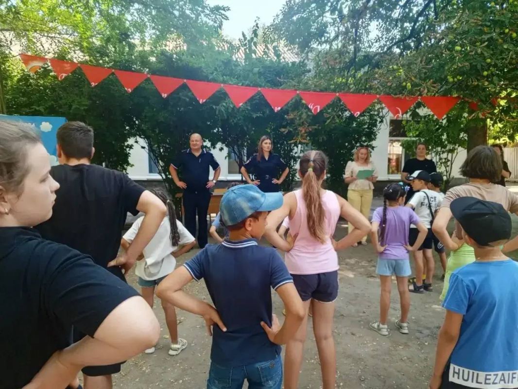 Зарядка со стражем порядка Зарядка со стражем порядка
