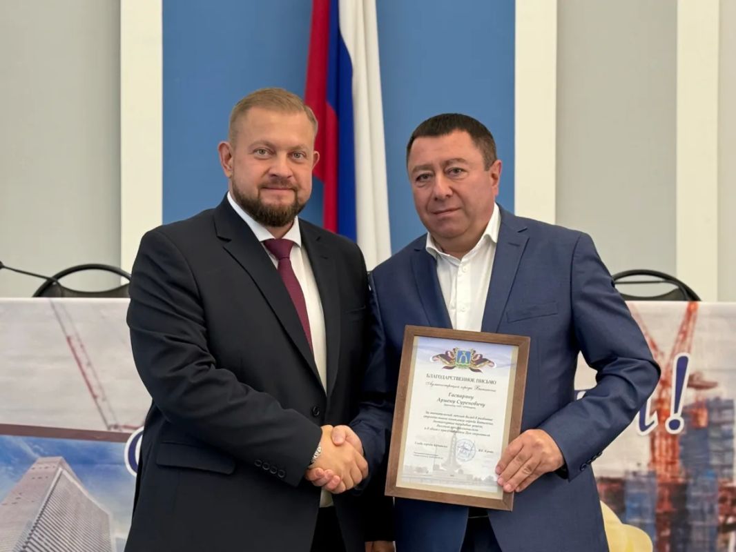 В преддверии Дня строителя поздравил представителей строительной отрасли Батайска с профессиональным праздником и вручил награды специалистам, чей труд вносит вклад в развитие нашего города В преддверии Дня строителя поздравил представителей строительной отрасли Батайска с профессиональным праздником и вручил награды специалистам, чей труд вносит вклад в развитие нашего города