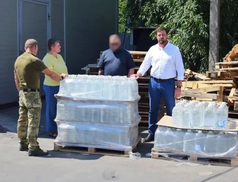 Шахтинцы собрали более 4000 литров воды для бойцов в зону СВО Шахтинцы собрали более 4000 литров воды для бойцов в зону СВО