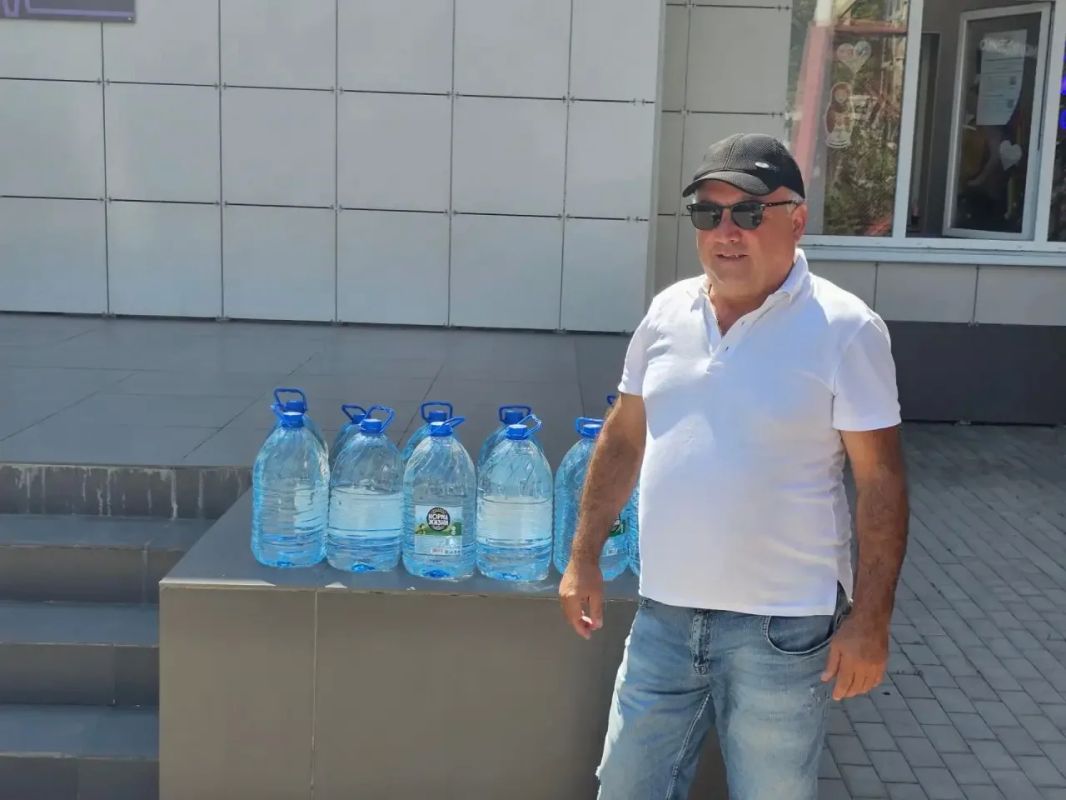 Шахтинцы собрали более 4000 литров воды для бойцов в зону СВО Шахтинцы собрали более 4000 литров воды для бойцов в зону СВО