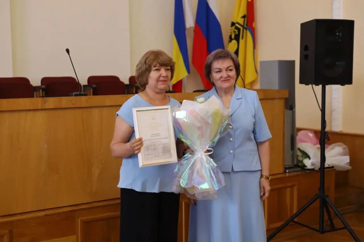 Уважаемые шахтинцы!. Поздравляю всех спортсменов, тренеров, ветеранов спорта и всех, кто выбирает активный образ жизни, с Днем физкультурника! Накануне на праздничном мероприятии вручила Благодарственные письма Администрации... Уважаемые шахтинцы!. Поздравляю всех спортсменов, тренеров, ветеранов спорта и всех, кто выбирает активный образ жизни, с Днем физкультурника! Накануне на праздничном мероприятии вручила Благодарственные письма Администрации...