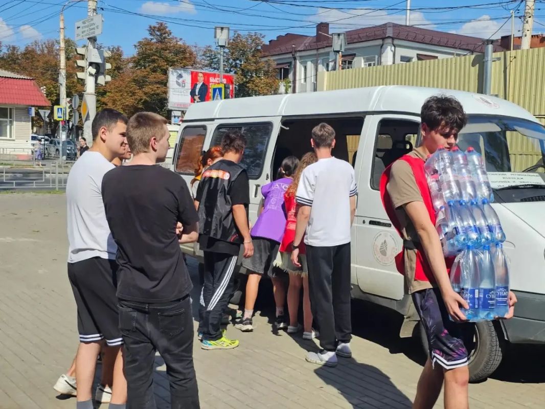 Шахтинцы собрали более 4000 литров воды для бойцов в зону СВО Шахтинцы собрали более 4000 литров воды для бойцов в зону СВО