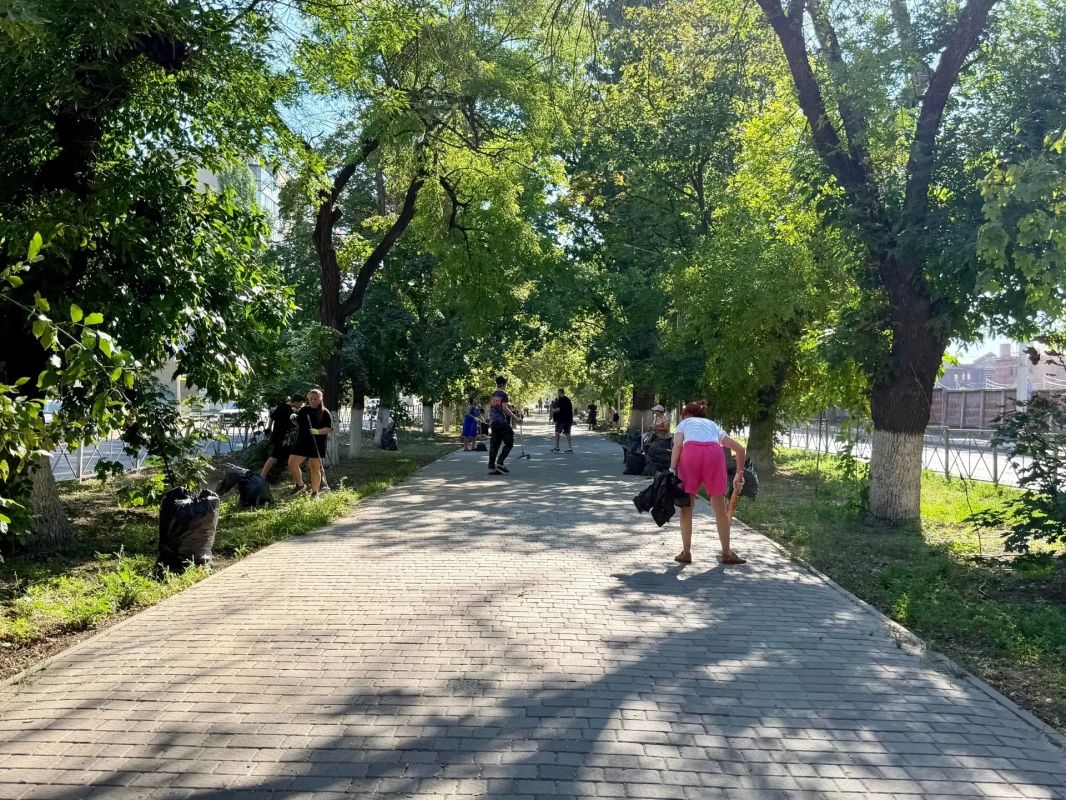 Сегодня, 8 августа, Новочеркасск активно включился в проведение масштабного общеобластного субботника, организованного в муниципалитетах Ростовской области, пострадавших от недавнего штормового фронта Сегодня, 8 августа, Новочеркасск активно включился в проведение масштабного общеобластного субботника, организованного в муниципалитетах Ростовской области, пострадавших от недавнего штормового фронта
