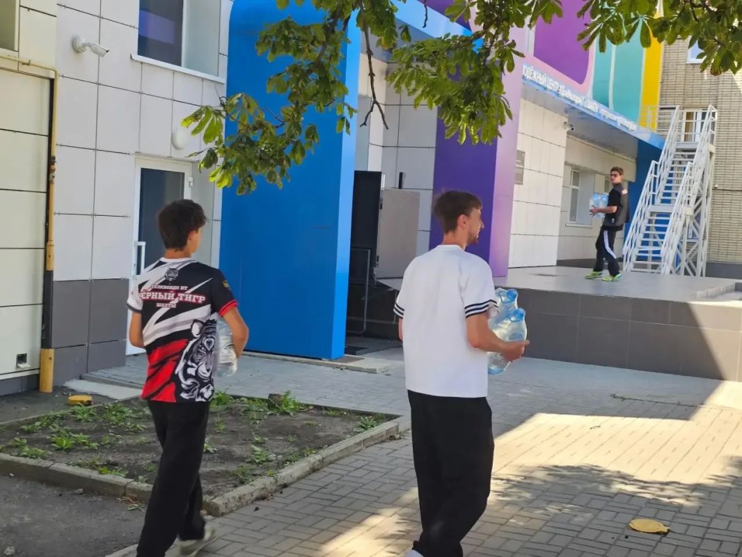 Шахтинцы собрали более 4000 литров воды для бойцов в зону СВО Шахтинцы собрали более 4000 литров воды для бойцов в зону СВО