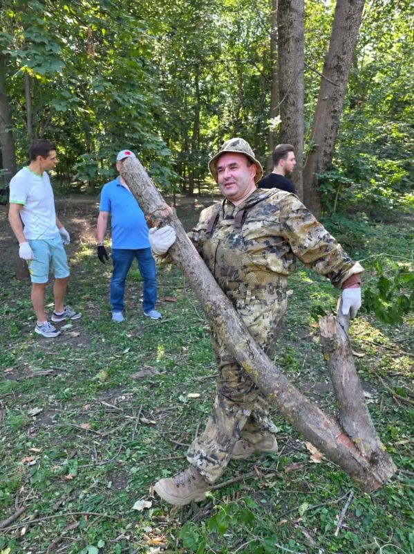 Сегодня сотрудники минприроды во главе с министром Аллой Кушнаревой совместно с представителями других органов власти и администрацией Первомайского района приняли участие в субботнике по ликвидации последствий урагана в... Сегодня сотрудники минприроды во главе с министром Аллой Кушнаревой совместно с представителями других органов власти и администрацией Первомайского района приняли участие в субботнике по ликвидации последствий урагана в...