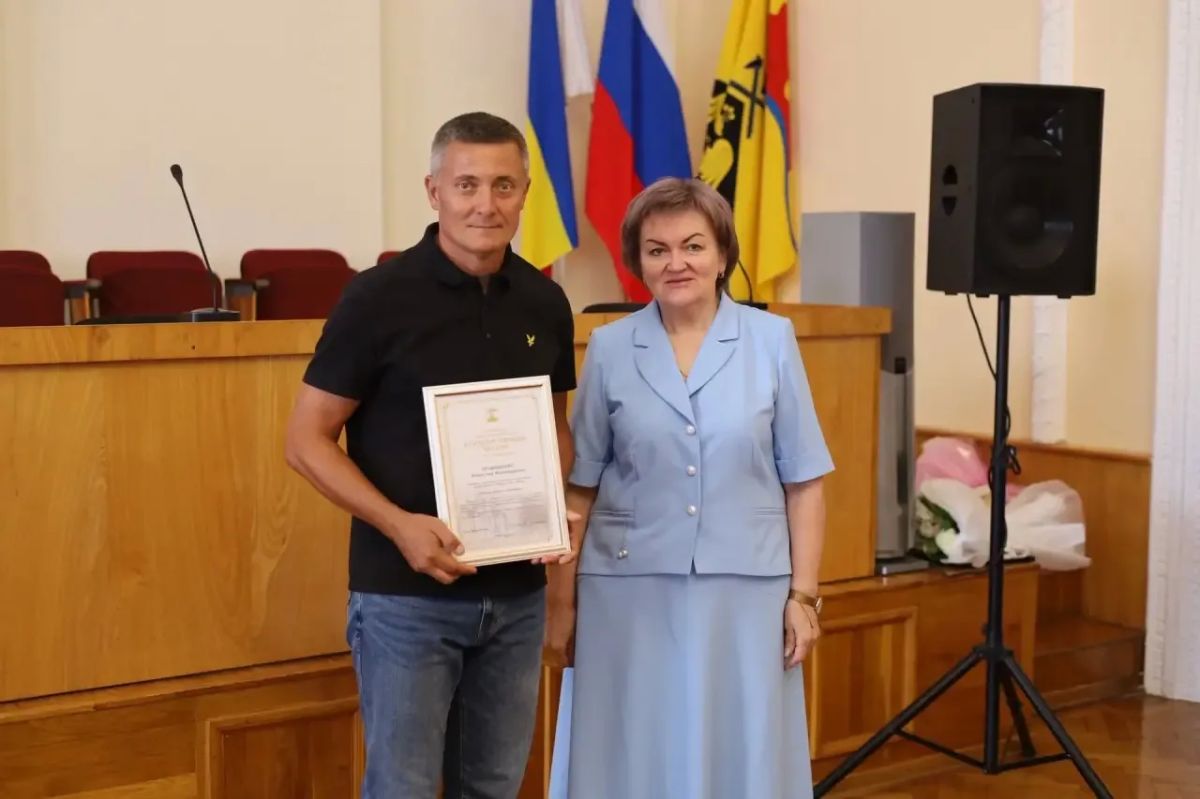 Уважаемые шахтинцы!. Поздравляю всех спортсменов, тренеров, ветеранов спорта и всех, кто выбирает активный образ жизни, с Днем физкультурника! Накануне на праздничном мероприятии вручила Благодарственные письма Администрации... Уважаемые шахтинцы!. Поздравляю всех спортсменов, тренеров, ветеранов спорта и всех, кто выбирает активный образ жизни, с Днем физкультурника! Накануне на праздничном мероприятии вручила Благодарственные письма Администрации...